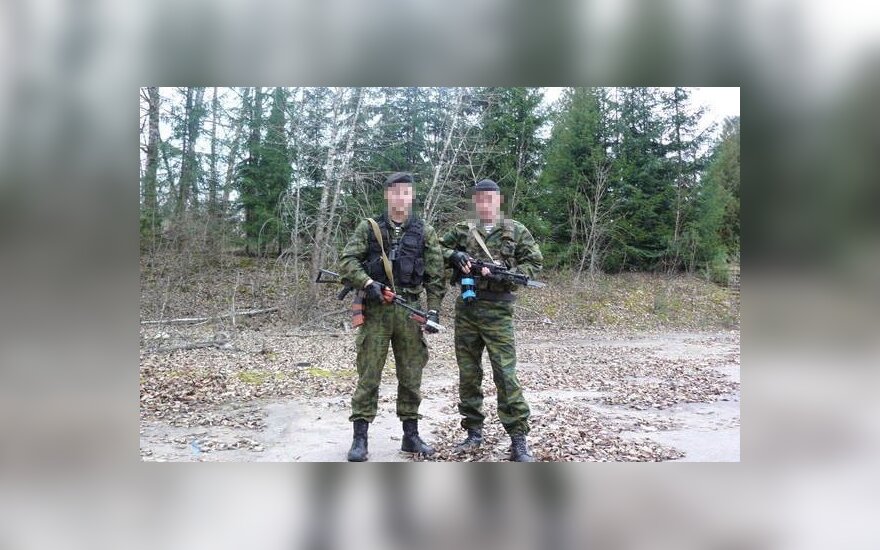 Pareigūnas su kolega iš Lietuvos kariuomenės puozuoja su Rusiško pavyzdžio karinėmis uniformomis