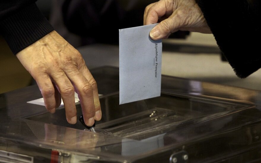На парламентских выборах во Франции побеждает партия Макрона