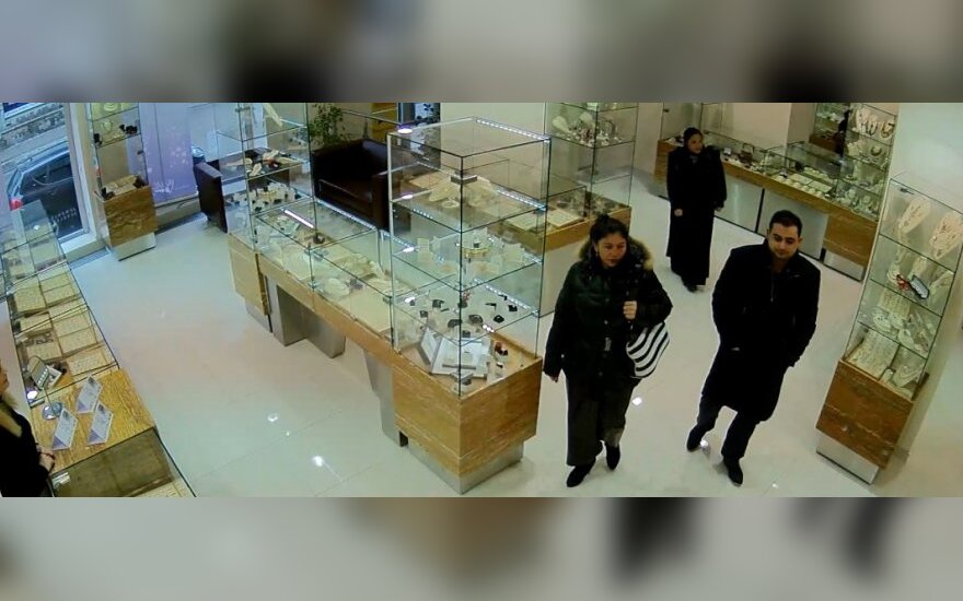 В Шяуляй цыгане украли из магазина украшения на сумму 25 000 евро