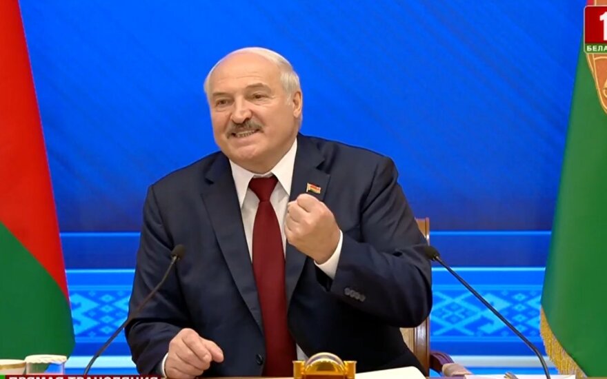 "Литва пищом лезет", "в Украину, тащат натовские войска". Лукашенко с силовиками обсудил ситуацию на границе