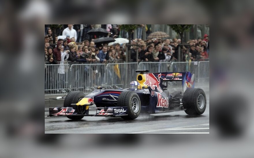 D.Coulthardas važiuoja „Formulės-1“ bolidu