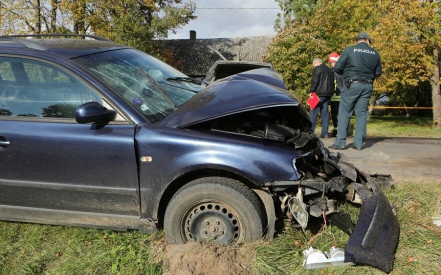 Водитель VW Golf сбежал после аварии, оставив пострадавших