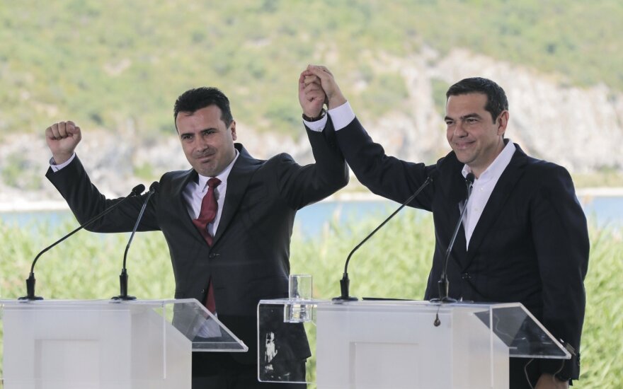Atėnai ir Skopjė pasirašė sutartį dėl Makedonijos pavadinimo keitimo