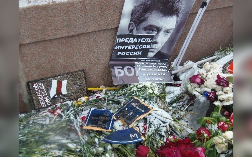 Неизвестные осквернили место убийства Немцова