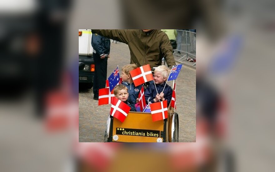 Vaikai su Danijos ir Australijos vėliavėlėmis - danų kronprincas Frederikas penktadienį sumainys aukso žiedus su australe Meri.