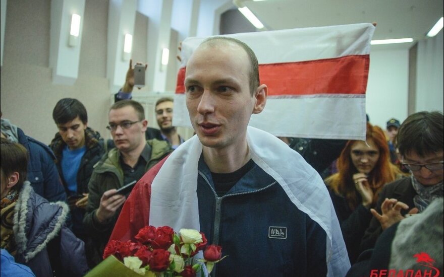 В Беларуси освободили обвинявшегося в экстремизме блогера Джона Сильвера