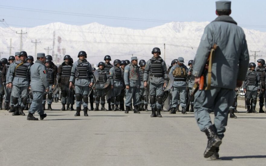 Afganistaniečių policininkai per protestą prieš sudegintą Koraną