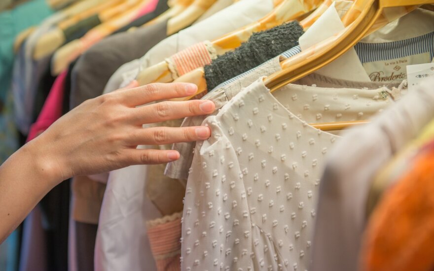 Литовцы все чаще покупают подержанную одежду и дарят свою