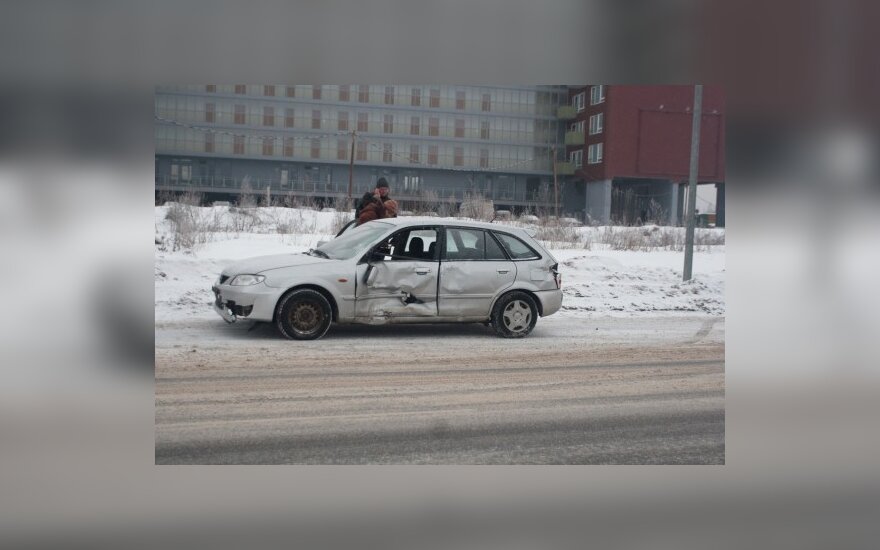 В Вильнюсе Mazda врезалась в остановку