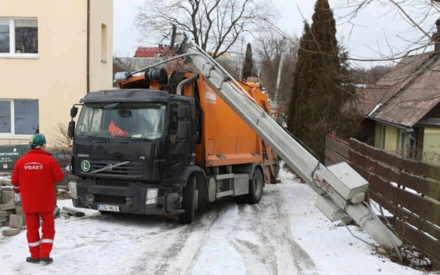 В Вильнюсе столб линии электропередач упал на мусоровоз