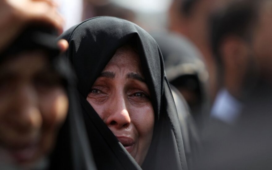 Irake šiitai mini aukas, žuvusias per „al-Qaeda" įvykdytą sprogdinimą