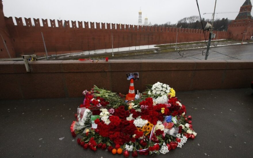 С места убийства Немцова ночью убрали фотографии и цветы
