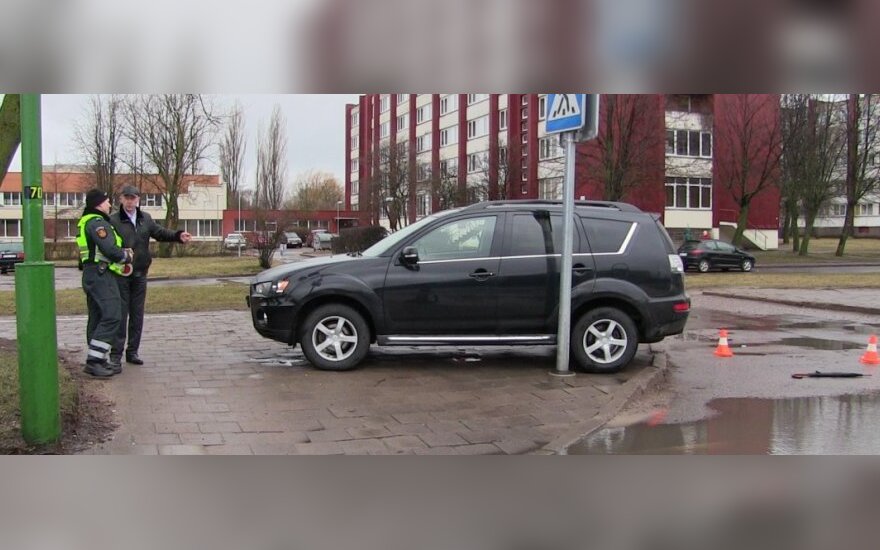 В Клайпеде на безопасном пешеходном переходе серьезно пострадала девушка