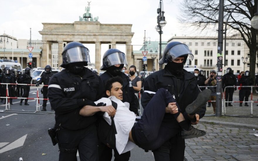 Berlyne panaudotos ašarinės dujos vaikant protestuotojus prieš viruso kontrolės įstatymą