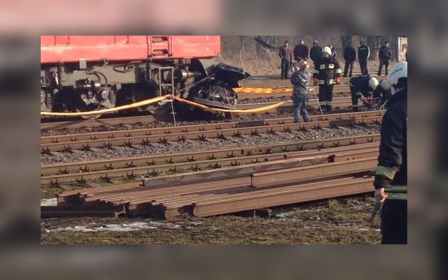 Tragiškas vaizdas Baisogaloje: automobilis sulindo po traukiniu