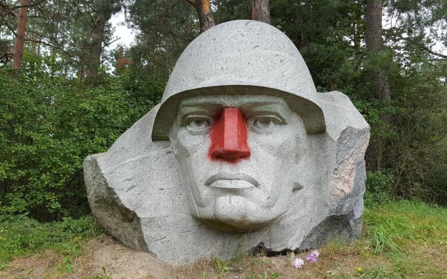 Вандалы выкрасили в красный цвет нос скульптуры советского воина