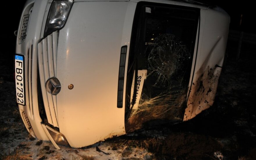 На магистрали Клайпеда – Каунас перевернулся микроавтобус с пассажирами, двое раненых
