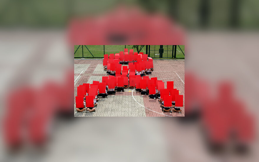 Singapūro studentai suformavo AIDS simbolį.