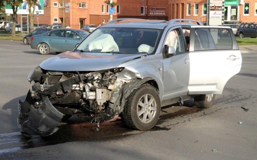 В Каунасе столкнулись три автомобиля, образовалась пробка