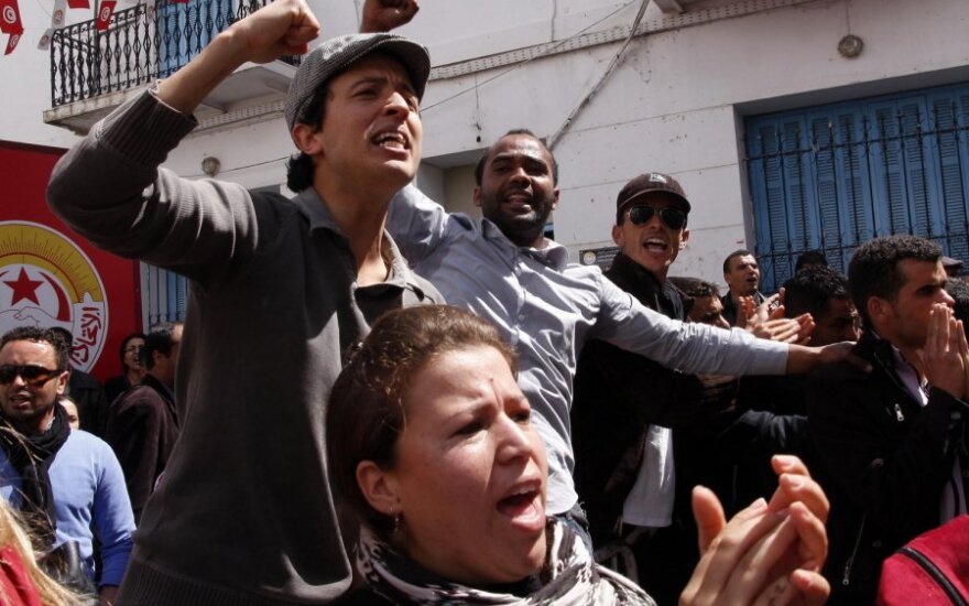 В Тунисе толпа атаковала посольство США