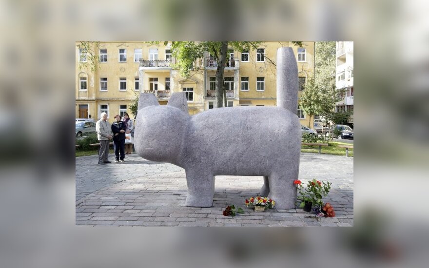 В память о Юрге Иванаускайте - скульптура "Кот"