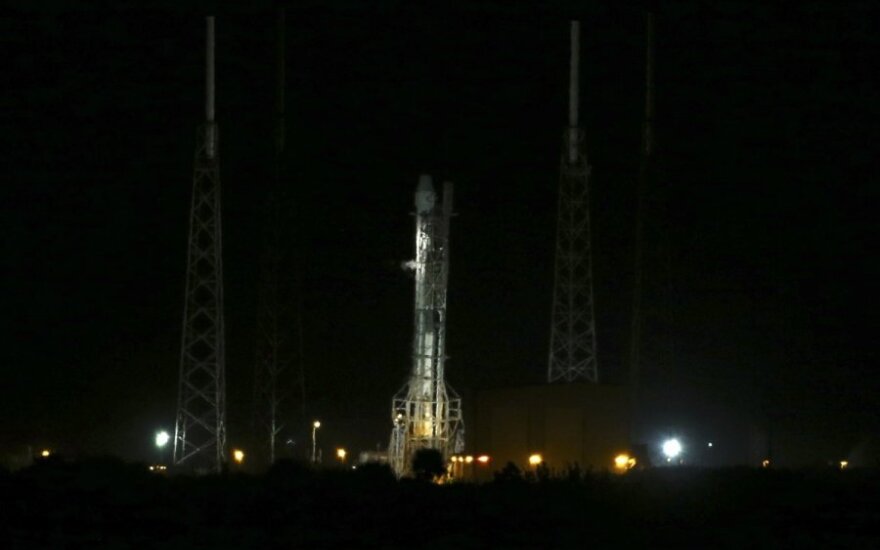 "SpaceX" raketa "Falcon 9" paruošta skrydžiui