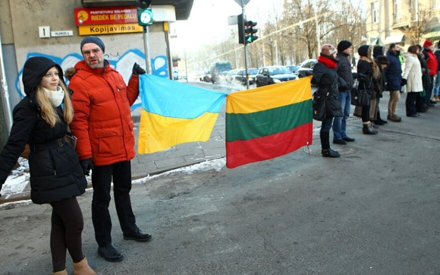 В Вильнюсе живой цепью выразили поддержку Украине