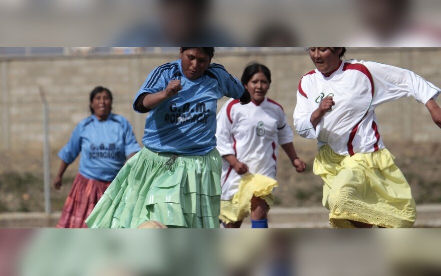 Боливийские женщины играют в футбол