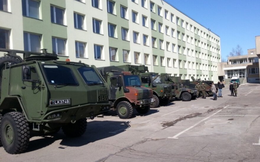 Литовцы и эстонцы стягивают в Латвию военную технику