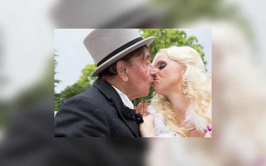 ФОТО: 81-летний миллиардер женился на 24-летней модели Playboy