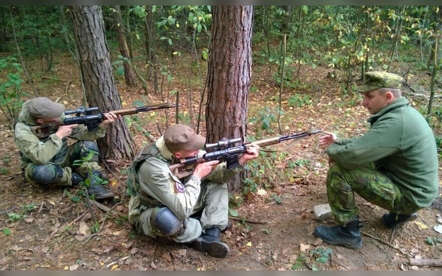 Lietuvos kariuomenės instruktorius su Ukrainos kariškiais