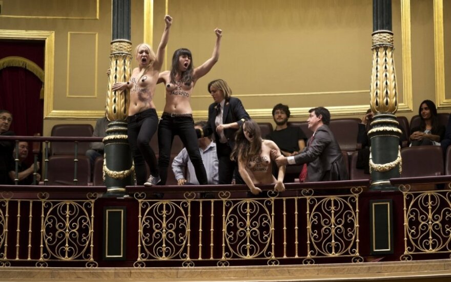 Femen сорвали работу правительства Испании: "прочь из моей вагины!"