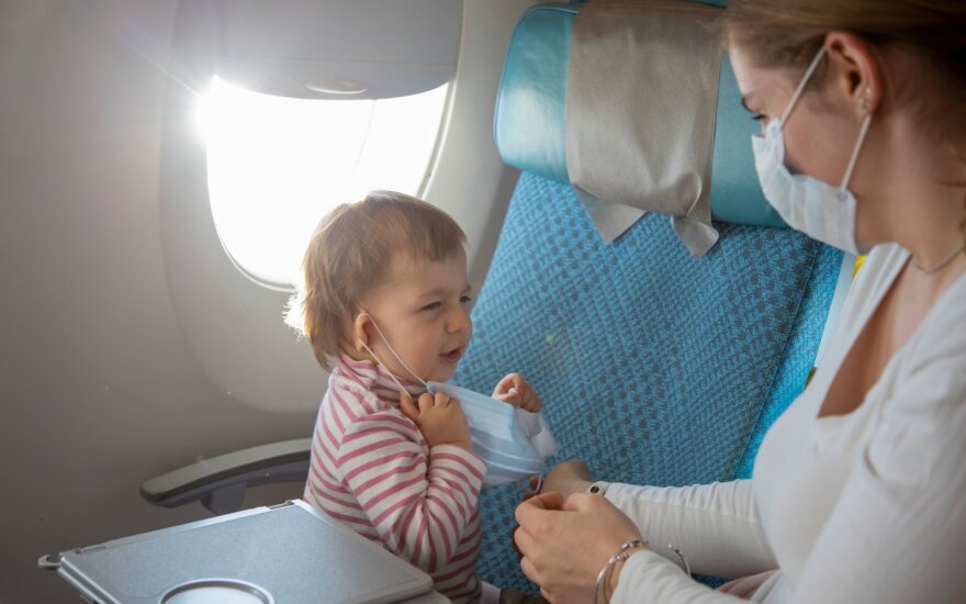 Vaikas su kauke lėktuve