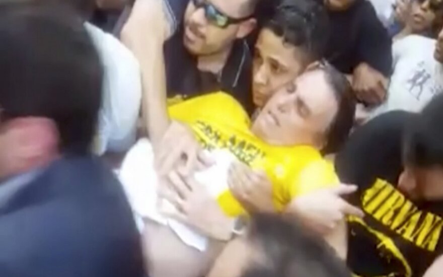 Jairas Bolsonaro išnešamas po patirto smūgio peiliu