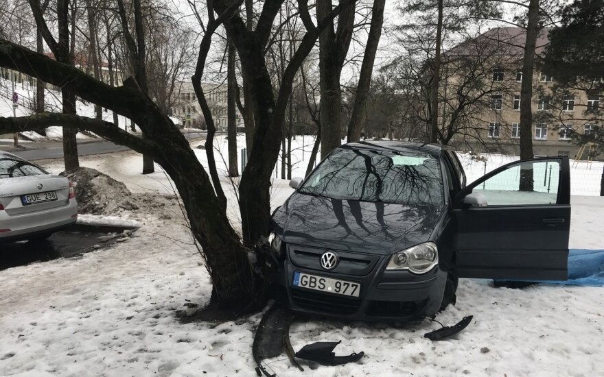 На Антакальнисе автомобиль врезался в дерево, водитель погиб