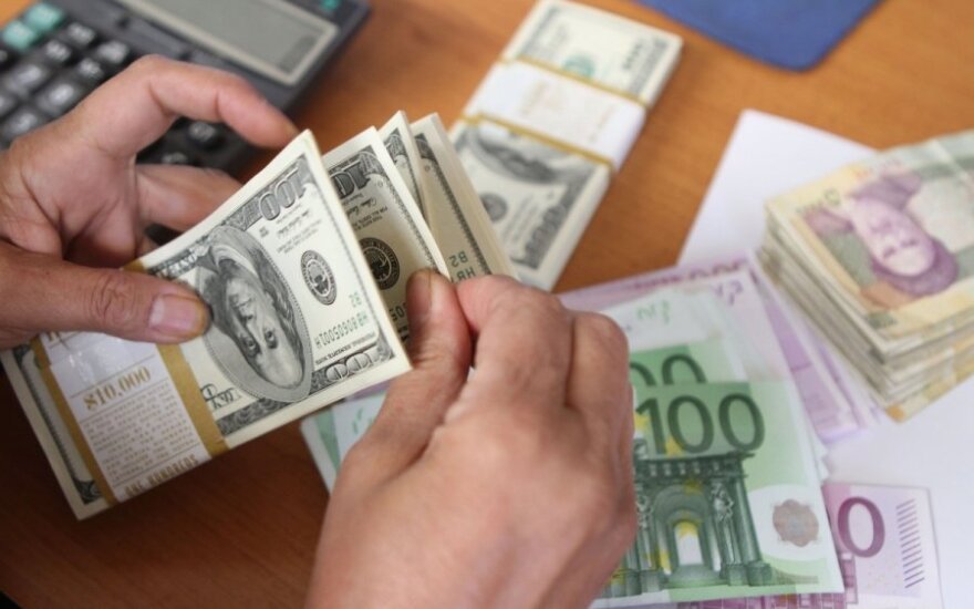 Не успели литы поменять на евро, как уже надо покупать доллары?