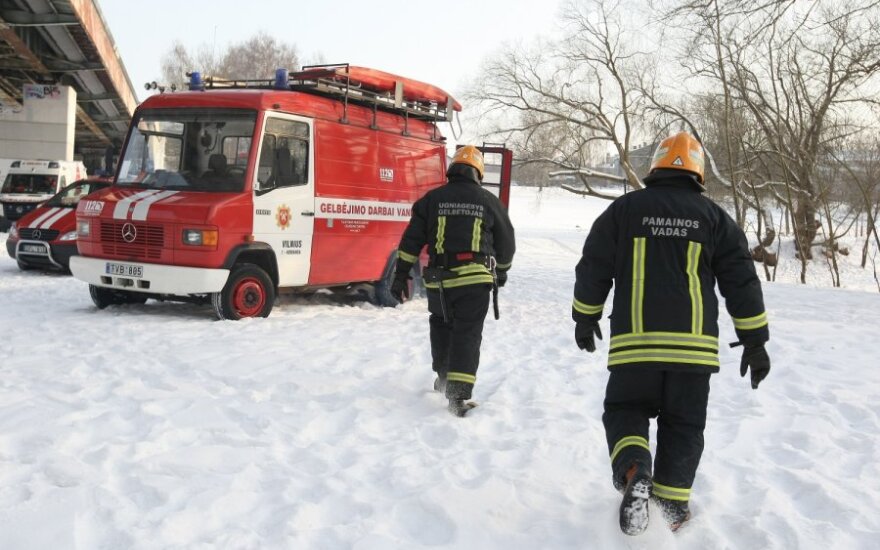 Пожарные-спасатели в Вильнюсе вытащили из Нерис мужчину