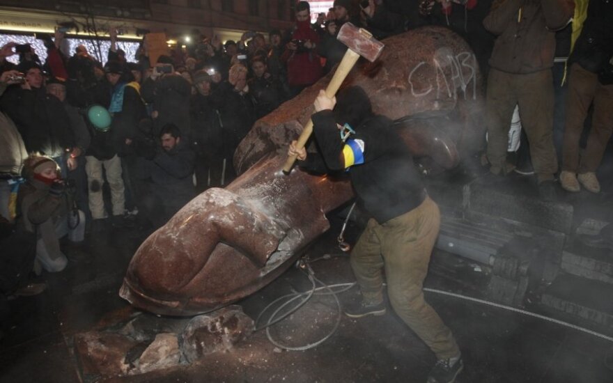 Demonstranci powalili pomnik Lenina