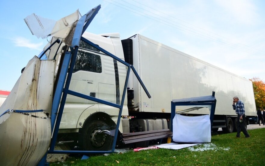 В Паневежисе грузовик врезался в остановку, пострадали дети