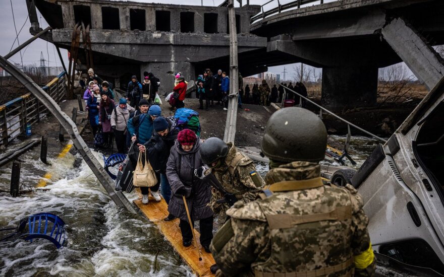 Ukrainos kariai padeda ištrūkti žmonėms iš po sugriauto Irpinės tilto, kuris buvo civilių gyventojų pabėgimo kelias iš miesto. 2022, kovo 7 d., Ukraina