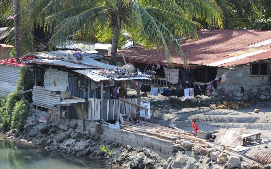 Филиппинам угрожает супертайфун "Нок-Тен"
