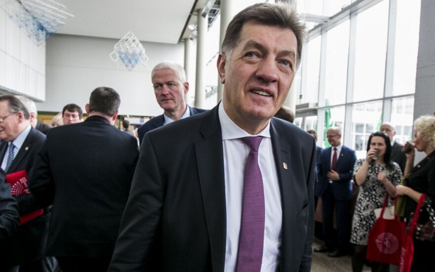 Премьер призвал эмигрантов в Норвегии поддерживать отношения с родиной