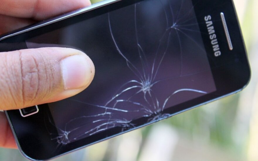 Sudužęs 'Samsung" telefonas