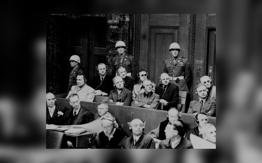 Niurnbergo procesas. Antroje eilėje nuo viršaus pirmas iš dešinės sėdi Joachimas von Ribbentropas, pirmas iš kairės - Hermannas Goeringas.
