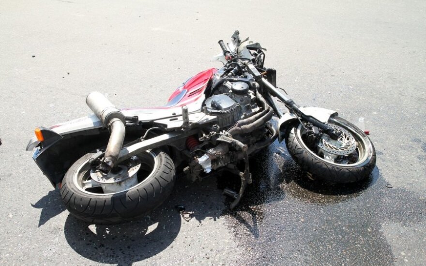 Пьяный мотоциклист врезался в автомобиль