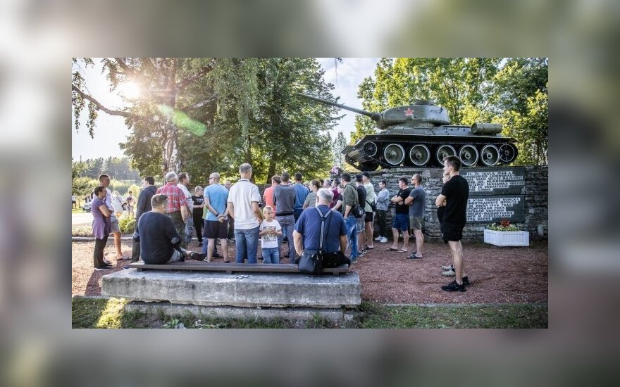 Из-за слухов о сносе десятки жителей эстонской Нарвы собрались у памятника советскому танку