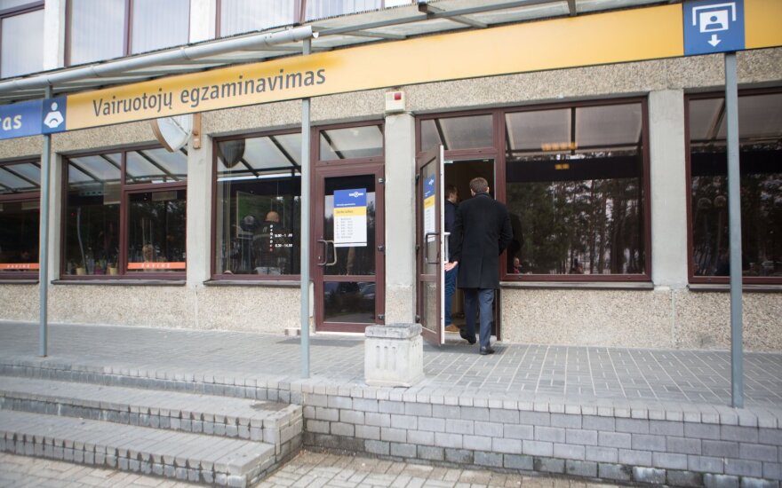 Житель Литвы возмущен: автомобиль купил, а зарегистрировать его сможет через две недели