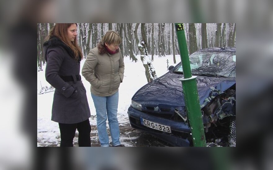 В Клайпеде женщина тормозила на скользкой дороге и врезалась в столб