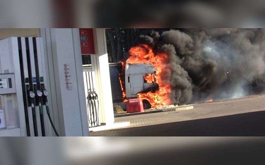Водитель горящего грузовика решил остановиться на бензоколонке
