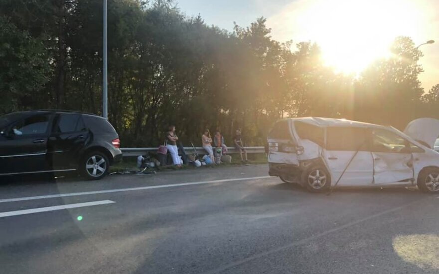 В воскресенье вечером под Вильнюсом столкнулись четыре автомобиля